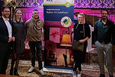 Thorsten Stolz eröffnete die Veranstaltungsreihe „Kultur im Gasthaus“ im Beisein von Daniela May, Gian-Pietro Iaconeta, Susanne Kaufmann, Dennis Korn, Andrea Sandow (v.l.)