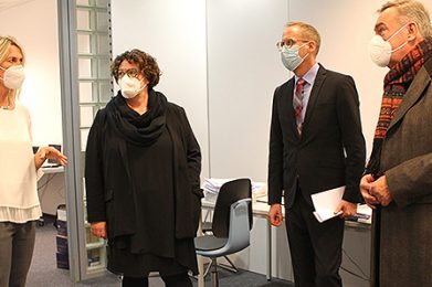 Einmütige Forderung: Beim Besuch von Hessens Sozialminister Kai Klose (Zweiter von rechts) in Hanaus Dein-Pflaster-Impfstelle, zusammen mit Hanaus Oberbürgermeister Claus Kaminsky, Erster Kreisbeigeordneter Susanne Simmler und Impfleiterin Dr. Silke Hoffmann-Bär (von rechts), waren sich alle Beteiligten einig, dass bestellte Impfstoff-Liefermengen dringend ausgeliefert werden müssen.