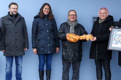 : Sie alle sind glücklich über den Kindergarten Gundhelm (von links): Landrat Thorsten Stolz, Klosterrentmeister René Leipold, Pfarrerin Annalena Failing, Ortsvorsteher Karl-Ernst Kohlhepp, Kindergarten-Leiterin Kirsten Bode und Bürgermeister Matthias Möller. Foto: Stadt Schlüchtern