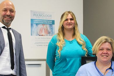 Arbeiten künftig in einem Team (von links): Dr. Davud Faghih-Zadeh, die medizinische Fachangestellte Samra Hasic und Lungenfachärztin Dr. Andrea Weiler. Foto: B&R