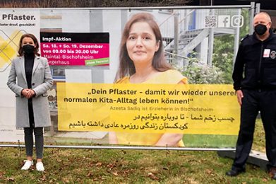 Unser Bild entstand am Rande der Impfaktion in Maintal und zeigt Landrat Thorsten Stolz (rechts) zusammen mit Bürgermeisterin Monika Böttcher, die sich beim Impfteam in Maintal über den Fortschritt der Aktion informierten.