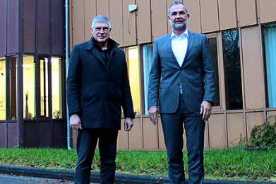 Landrat Manfred Görig (links) begrüßt Volker Röhrig, neuer Geschäftsführer am KKA, an seiner neuen Wirkungsstätte. Foto: C.Lips