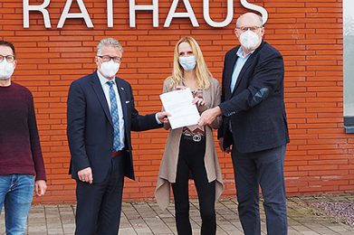 Kreisbeigeordneter Winfried Ottmann (Zweiter von links) übergab dem scheidenden Manfred Weber (rechts), Bürgermeister der Gemeinde Biebergemünd, im Beisein von Bauamtsmitarbeiterin Katja Geis und Bauamtsleiter Andreas Schelling in der Weihnachtswoche einen Zuwendungsbescheid für den Umbau der Kita „Schatzkästlein“ in Biebergemünd-Lanzingen.