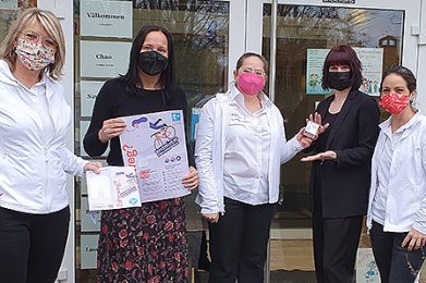 Nadja Köhler von der Hanauer Kindertagesbetreuung, Eigenbetrieb der Stadt Hanau (Zweite von rechts), und Manuela Mangelmann, Leiterin der Kita Kinderburg West in Hanau (Zweite von links), erhielten Zahnrettungsboxen von Dr. Gunda Adolphi, Leiterin des Zahnärztlichen Dienstes im Main-Kinzig-Kreis (Mitte), Tanja Steinbock vom Arbeitskreis Jugendzahnpflege (links) und ihre Kollegin Angela La Blunda (rechts). In einer Zahnrettungsbox können abgebrochene Zähne bis zum Eintreffen beim Zahnarzt transportiert werde. Die enthaltene Lösung soll die Zahnwurzelhautzellen am Leben erhalten.