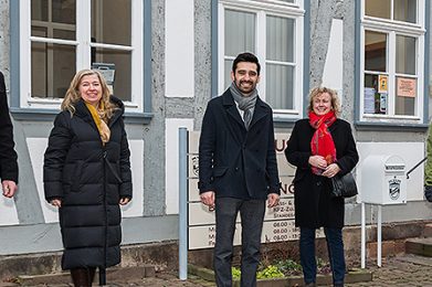 Andreas Fey, Susanne Schaab, Claudia Blum und Olaf Dahlmann (von links) sind überzeugt: Zeynel Can (Bildmitte) wäre ein toller Bürgermeister für Schlitz. Foto: Andreas Heimann