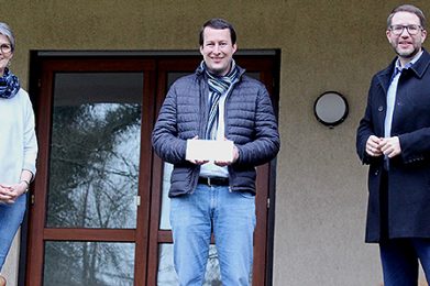 Bürgermeister Fabian Fehl (mitte), Kita-Leiterin Martina Franz (links) und Landrat Thorsten Stolz (rechts). Er überbrachte 20.000 Euro aus dem Kreisausgleichsstock für die Schaffung von zwei neuen U3-Gruppen.