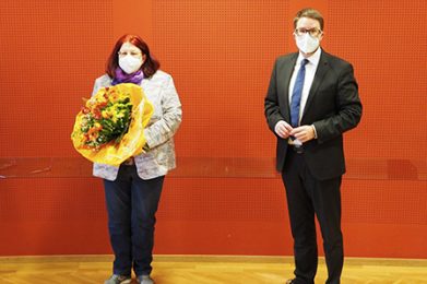 Landrat Thorsten Stolz (Dritter von links), Personalratsvorsitzender Uwe Hammer und Nicole Dein vom Büro für Frauenfragen und Chancengleichheit (rechts) würdigten Dr. Karin Bitterwolf für ihre Verdienste im öffentlichen Dienst und verabschiedeten sie in den Ruhestand.