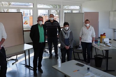 Landrat Thorsten Stolz (links) dankte den Organisatorinnen und Organisatoren der Impfaktion an der Heinrich-Böll-Schule (HBS) in Bruchköbel: Marcus Gimplinger, 2. Vertreter der Vorsitzenden des Kreiselternbeirats des Main-Kinzig-Kreises und Schulelternbeirat an der HBS, Ernst Münz, Schulleiter der HBS, Stefan Jäger, 1. Vertreter der Vorsitzenden des Kreiselternbeirats, Katrin Dümichen, Vorsitzende des Schulelternbeirats der HBS, und Dr. Alexandra Borgmann (weiter von links).