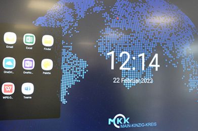 Digitales Display als moderne Schultafel. Foto: MKK