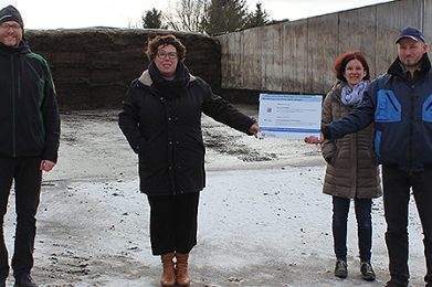 Erste Kreisbeigeordnete Susanne Simmler (Zweite von links) und Karsten Dill, Leiter der Abteilung Landwirtschaft im Amt für Umwelt, Naturschutz und ländlichen Raum (links), mit dem Landwirte-Ehepaar Anette und Ralf Zinkhan vor der neuen Fahrsiloanlage, die zum Teil mit Landes- und Bundesmitteln gefördert worden ist.