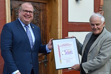 Bürgermeister Stephan Paule überreichte Erstexemplar an Dr. Jochen Zwecker. Foto: privat