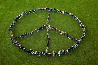Schülerinnen und Schüler der Haupt- und Realschule Birstein formten vor wenigen Tagen das Peace-Zeichen. In der Turnhalle der Schule werden in Kürze Geflüchtete aus der Ukraine untergebracht, weitere Hallen bereiten der Main-Kinzig-Kreis und die Stadt Hanau derzeit vor.
