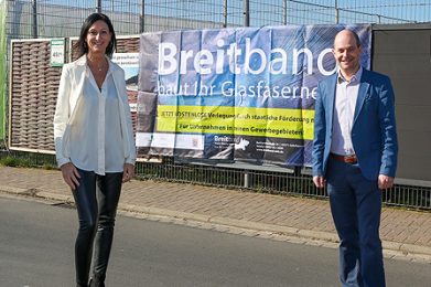 Starten in den Schlussspurt beim Gewerbegebiete-Ausbau (von links): Kreisbeigeordneter Winfried Ottmann, Breitband-Geschäftsführerin Simone Roth, Freigerichts Bürgermeister Dr. Albrecht Eitz und Landrat Thorsten Stolz. Foto: B&R