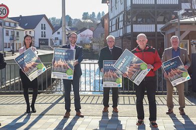 Gehen den Gigabit-Ausbau gemeinsam an (von links): Frank Soer (Bürgermeister Flörsbachtal), Breitband-Chefin Simone Roth, Landrat Thorsten Stolz, Kreisbeigeordneter Winfried Ottmann, Rainer Schreiber und Berthold Schreiber (Bürgermeister und Erster Beigeordneter Jossgrund) sowie Roland Weiß (Bad Orb). Foto: B&R