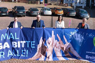 Sie kündigen den Gigabit-Ausbau an (von links): Gründaus Bürgermeister Gerald Helfrich, Landrat Thorsten Stolz, Matthias Schmitt (Biebergemünd), Breitband-Geschäftsführerin Simone Roth, Daniel Glöckner (Gelnhausen) und Kreisbeigeordneter Winfried Ottmann. Foto: Bensing & Reith