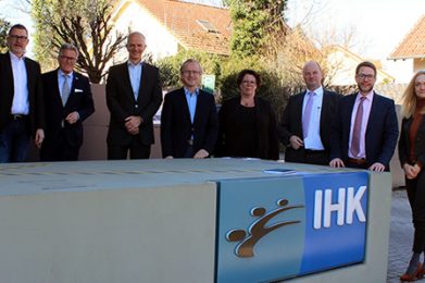 Um wichtige Kreis- und Wirtschaftsthemen ging es bei einer Zusammenkunft von Kreisspitze und Spitze der IHK Hanau-Gelnhausen-Schlüchtern am IHK-Standort in Hanau. Unser Bild zeigt (von links): Salih Tasdirek, Michael Hoffmann, Winfried Ottmann, Prof. Dr. Sven Spieckermann, Karl-Friedrich Rudolf, Susanne Simmler, Dr. Gunther Quidde, Landrat Thorsten Stolz, Kerstin Oberhaus und IHK-Präsident Dr. Nobert Reichhold. Foto: privat