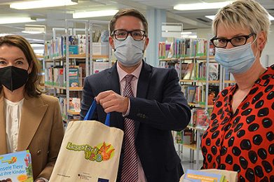 Maintals Bürgermeisterin Monika Böttcher, Landrat Thorsten Stolz und Büchereileiterin Nadine Marnette werben für die Aktion Lesestart.