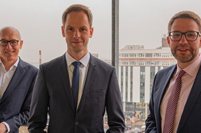 Dieter Bartsch (Klinikleitung), PD Dr. Markus Zimmermann (Chefarzt der Abteilung für Radiologie an den Main-Kinzig-Kliniken) und Thorsten Stolz (Landrat des Main-Kinzig-Kreises und Aufsichtsratsvorsitzender der Main-Kinzig-Kliniken) Foto: mkk