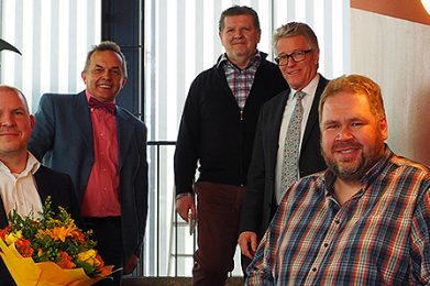 Kreisbeigeordneter Winfried Ottmann (Zweiter von rechts) ehrte Christian Amberg (links), Amt für soziale Förderung und Teilhabe, und Michael Tumbrägel (rechts), Gefahrenabwehrzentrum, gemeinsam mit Werner Müller (Mitte), Leiter des Personalamts, und Uwe Hammer (Zweiter von links), Vorsitzender des Personalrats, für ihre langjährige Tätigkeit im öffentlichen Dienst.