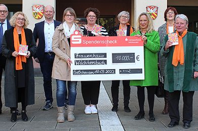 Grit Ciani, Frauen- und Gleichstellungsbeauftragte im Main-Kinzig-Kreis, Horst Wanik, Vorstandsvorsitzender der Kreissparkasse Gelnhausen, Friedericke Ley Verein aristanet., Wido Wagner, Geschäftsführer der Stadtwerke Gelnhausen, Lea Kircher, Frauenhaus Wächtersbach, Erste Kreisbeigeordnete Susanne Simmler,  Heike Marrek, Verein aristanet, Brigitte Machnitzke, Frauenhaus Wächtersbach, Erika Sauter und Elke Vollrath (beide Verein aristanet, sowie Oliver Habekost, Geschäftsführer Kreiswerke Main-Kinzig. Foto: privat