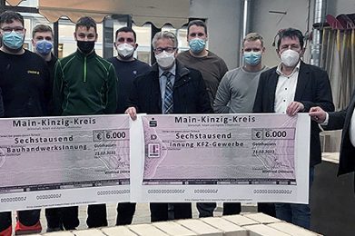 Kreisbeigeordneter und Wirtschaftsdezernent Winfried Ottmann (Fünfter von rechts) überreichte zusammen mit Walter Dreßbach, Leiter des Referates für Wirtschaft, Arbeit und digitale Infrastruktur beim Main-Kinzig-Kreis (rechts), eine Zuwendung des Main-Kinzig-Kreises über insgesamt 12.000 Euro an Klaus Zeller, Geschäftsführer der Kreishandwerkerschaft Gelnhausen-Schlüchtern  (Zweiter von rechts). Damit soll die Arbeit in den überbetrieblichen Ausbildungsstätten der Bauhandwerks-Innung und des Kraftfahrzeug-Gewerbes unterstützt werden.