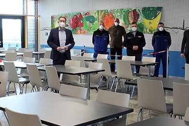 Als eine der beiden ersten größeren Flüchtlingsunterkünfte wurde in Birstein die Turnhalle der Haupt- und Realschule für ukrainische Flüchtlinge hergerichtet. Landrat Thorsten Stolz, Bürgermeister Fabian Fehl und der stellvertretende Schulleiter Tilo Franke erläuterten den Aufbau der Notunterkunft. In der Mensa der Schule werden die geflüchteten Menschen verpflegt – das ist ein wichtiger Beitrag seitens der Schule.