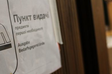 An zentralen Stellen erhalten die Geflüchteten derzeit Dinge des täglichen Lebens durch den Main-Kinzig-Kreis und das Deutsche Rote Kreuz.