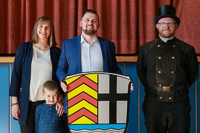 Thomas Henfling (Bildmitte) mit Ehefaru Anna-Maria und Sohn Bastian. Schornsteinfeger Kevin Müller, ein Cousin von Anna-Maria Henfling, soll im Wahlkampf Glück bringen. Foto: Bensing & Reith
