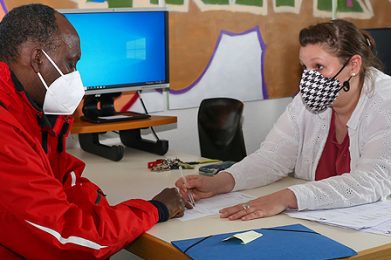 Warsane-Farah Jama ist dankbar für die Hilfe, die Jugendreferentin Andrea Lindner und das Integrationsbüro & Familienzentrum „Check In“ für Geflüchtete leisten.