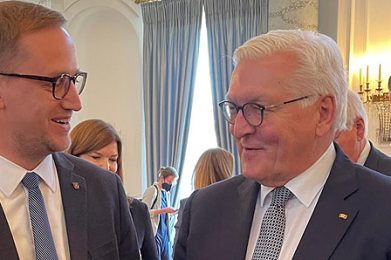 Bürgermeister Leopold Bach im Gespräch mit Bundespräsident Steinmeier. Foto: Lena Weber