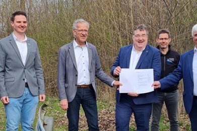 Manuel Malkmus (Ortsvorsteher Keulos), Johannes Groß (Vorsitzender Gemeindevertretung Künzell), Bürgermeister Klaus-Dieter Vogler (Dipperz), Regierungspräsident Mark Weinmeister, Stephan Hahn (technischer Betriebsleiter GWW Florenberg) und Bürgermeister Timo Zentgraf (Künzell). (v.l.) Foto: RP Kassel