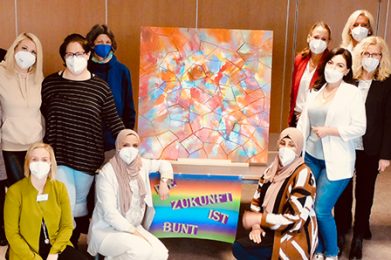 Die Teilnehmenden des Seminars „Karrierestart mit Kind“ bei der Abschlussfeier. AQA und KCA helfen hier dabei, Stärken und Schwächen zu identifizieren, damit der Weg ins Erwerbsleben geebnet werden kann.