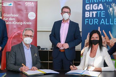 Sie freuen sich auf die Zusammenarbeit (von links): Mathias Faubel und Rolf-Peter Scharfe von Vodafone, Landrat Thorsten Stolz, Breitband-Geschäftsführerin Simone Roth und Kreisbeigeordneter Winfried Ottmann. Foto: Bensing & Reith