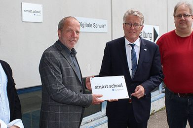 „Es gibt an der Albert-Einstein-Schule einen besonderen Pioniergeist, den nicht viele Schulen haben“: Schuldezernent Winfried Ottmann (Zweiter von rechts) bei seinem Besuch an der Albert-Einstein-Schule im Beisein von Saskia Heber (kommissarische stellvertretende Schulleiterin), Schulleiter Claus Wörn und Stefan Jäger (Elternbeirat, von links). Foto: mkk