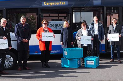 Rüdiger Krenkel Geschäftsführer der KreisVerkehrsGesellschaft Main-Kinzig, Winfried Ottmann, Kreisbeigeordneter, Martin Berg, Vorstandsvorsitzender des Behinderten-Werks Main-Kinzig, Susanne Simmler, Erste Kreisbeigeordnete, Katrin Hess, Leitung des Amtes für Umwelt, Naturschutz und ländlicher Raum, Sabine Jennert, Regionalmanagerin SPESSARTregional, Dr. Christoph Heim, Behinderten-Werk Main-Kinzig, Markus Ewald, Betriebsleitung Regionalverkehr Main-Kinzig, Oliver Habekost. Geschäftsführer der Kreiswerke Main-Kinzig, Rainer Schreiber, Vorsitzender SPESSARTregional, (v.l.) stellten das Projekt „CargoSurfer“ der Öffentlichkeit vor. Foto: mkk