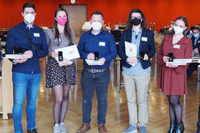 Für ihr vorbildliches Verhalten ehrte Landrat Thorsten Stolz Ersthelferinnen und Ersthelfer mit der Hessischen Rettungsmedaille: Fabian Just, Michelle Okrusch, Christian Slowik, Isabel Acker, Alina Hüttner und Björn Herber (v.l.).