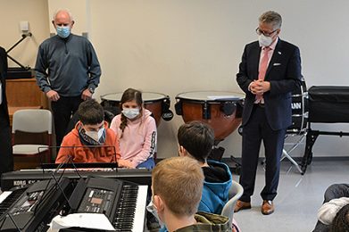 Uwe Häuser, Thomas Müller, Kreisbeigeordner Winfried Ottmann und Schulleiter Michael Neeb zeigten sich beeindruckt von den Darbietungen der Musikklasse. Foto: privat