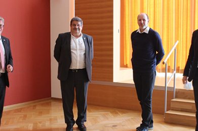 Kreisbeigeordneter und Wirtschaftsdezernent Winfried Ottmann und Walter Dreßbach, Leiter des Referates für Wirtschaft, Arbeit und digitale Infrastruktur, begrüßen die Referenten, die beim Treffen der Wirtschaftsförderer über aktuelle Themen sprachen: Bo Nintzel, Geschäftsführer Immovativ und Andreas Kunz, stellvertretender Hauptgeschäftsführer der Industrie- und Handelskammer Hanau-Gelnhausen-Schlüchtern (von links).