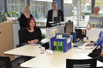 Bildungsdezernent und Aufsichtsratsvorsitzender Winfried Ottmann, Cortina Jasper und Kerstin Völker-Zahn (Team Deutsch), BiP Geschäftsführer Horst Günther, Anette Günther und Irfan Ziller (Team Deutsch) und Fachbereichsleiterin Deutsch, Vera Mala (hintere Reihe rechts).