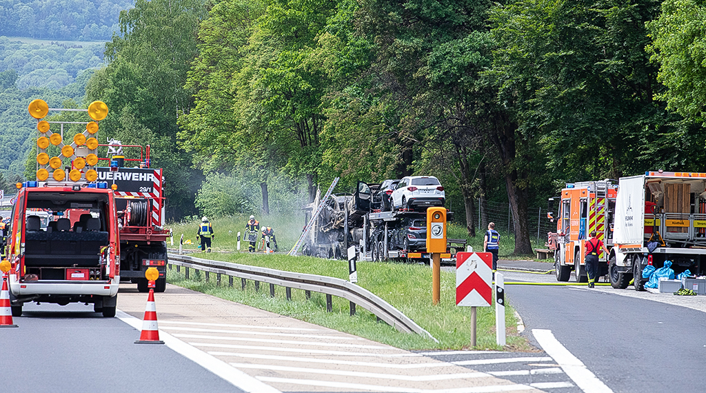 Altenstadt: Autotransporter auf A7 brennt - 130.000 Euro Schaden