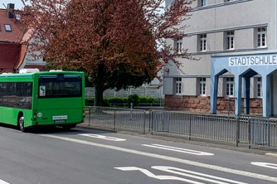Wie die Busse rund um Schlüchtern sowie hier an der Stadtschule fahren sollen, das können die Menschen mitentscheiden, indem sie ihre Wünsche und Anregungen zum Nahverkehrsplan einbringen. Foto: privat