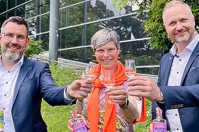 Kai Salzmann (Geschäftsführer Brauerei Hütt), Dr. Sabine Schormann (Geschäftsführerin documenta) und Tobias Wiedelbach (Geschäftsführer Schlitzer Korn- und Edelobstbrennerei) (v.l.)
Foto: privat