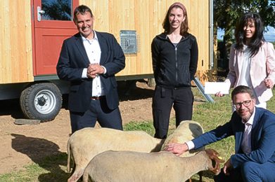 Landrat Thorsten Stolz, Amtsleiterin Sandra Schutt, Kita-Leiterin Anais Vanden Eede und Bürgermeister Michael Göllner.