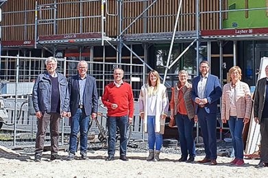 Uwe M. Junga, Direktor Bethanien-Diakonissen Stiftung, Erhard Bartel (Bauausschuss Kirchengemeinde), Pastor Ralf Schweinsberg, Bürgermeister Gerald Helfrich, Kita-Leiterin Selena Flacht, Birgit Schlosser (Bauausschuss Kirchengemeinde), Landrat Thorsten Stolz, Gudrun Iffland (Leiterin des Bauausschusses) und Karl-Heinz Rothländer (Bauausschuss Kirchengemeinde) während des Kita-Rundgangs.