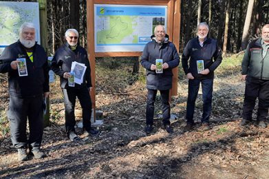 Unser Bild zeigt (von links): Bernhard Mosbacher, Geschäftsführer der Spessart Tourismus und Marketing GmbH, Fritz Dänner, Geschäftsführer Naturpark hessischer Spessart, Naturparkführer Harald Geib (Wegeplanung), Bürgermeister Albert Ungermann, Naturparkführer Michael Stange (Wegeplanung), Ralf Deckenbach, Hessen-Forst/Försterei Linsengericht und Erster Beigeordneter Helmut Bluhm. Foto: privat