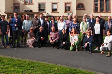 Erste Kreisbeigeordnete Susanne Simmler (Sechste von rechts), Lehrgangsteilnehmende, das Projektteam von „Main.Kinzig.Blüht.Netz“ sowie Vertreterinnen und Vertreter der Kommunen und des Landschaftspflegeverbandes MKK e.V. nahmen an der Zertifikatsverleihung des ersten Lehrgangs „Blühbotschafterinnen und Blühbotschafter für die Insektenvielfalt“ teil. Foto: privat