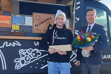 Slümaika-Gründer Philipp Joppke (links) mit Schlüchterns Bürgermeister Matthias Möller. Foto: B&R