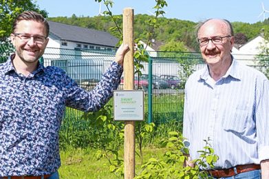 René Leipold (links), Vorsitzender der SG Schlüchtern, und Erster Stadtrat Reinhold Baier am Zukunftsbaum, der symbolisch für die Entwicklung von Schlüchterns Innenstadt steht. Foto: Stadt Schlüchtern