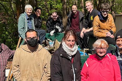 Gemeinsam für eine saubere Umwelt - dafür setzten sich die Teilnehmer der Aufräumaktion im Wald aus Alsfeld und Lauterbach ein.