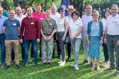 Die Kommission und der Ortsbeirat liefen zur Schlussbesprechung im prall gefüllten Wallrother Bauerngarten ein. Foto: privat